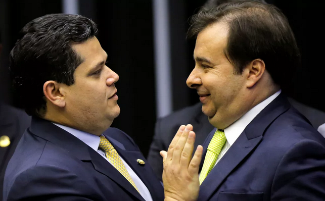 Os presidentes do Senado, Davi Alcolumbre (esq.), e da Câmara, Rodrigo Maia (Foto: Adriano Machado/Reuters)