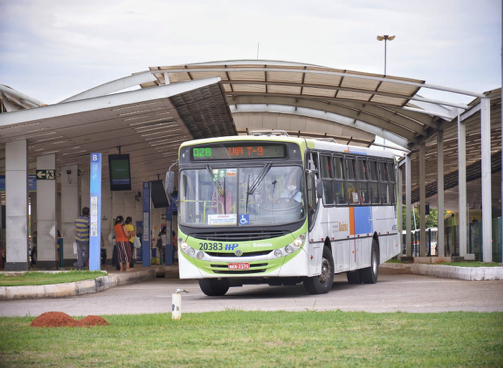 Frota de ônibus circula normalmente neste começo de manhã de segunda-feira (Foto: Jucimar de Sousa)