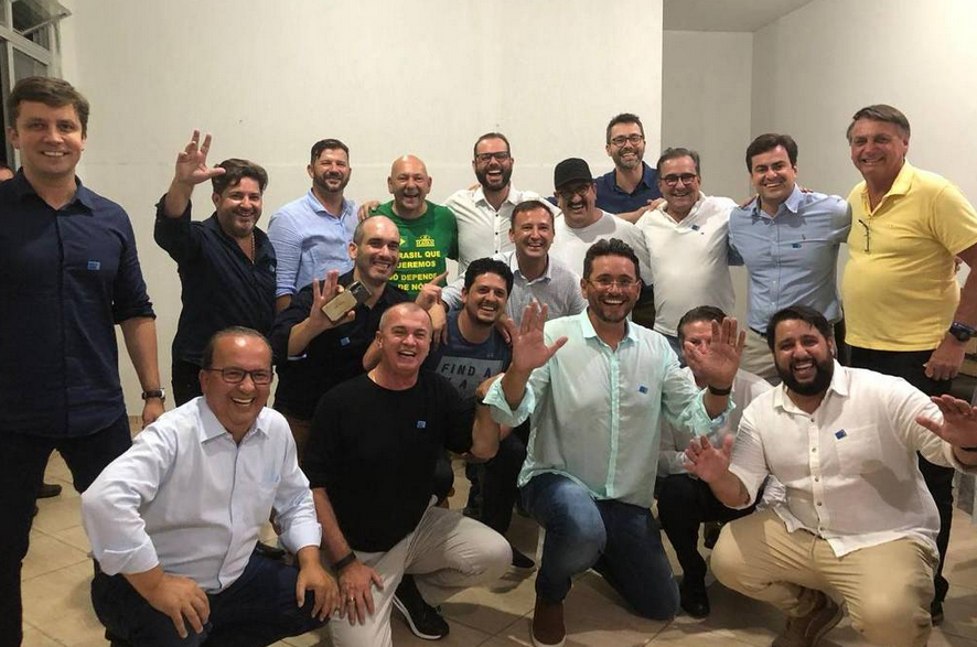 O presidente Jair Bolsonaro participa, sem máscara, de evento com apresentador Ratinho, o empresário Luciano Hang, o ministro Fábio Faria e outros (Foto: Arquivo pessoal)