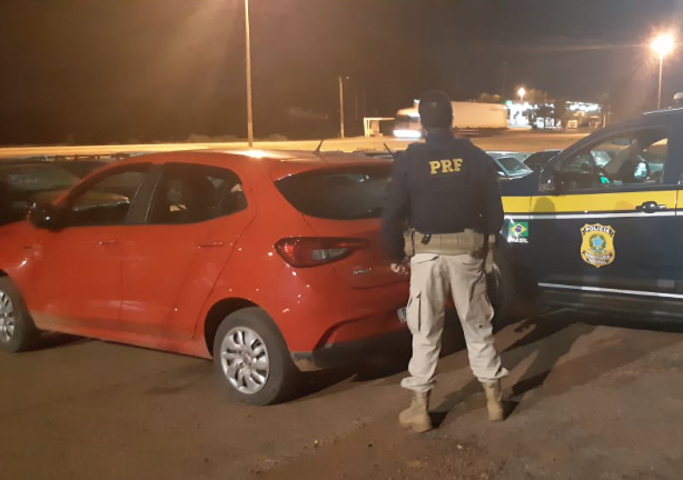 Veículo utilizado pelo casal nos crimes (Foto: PRF)