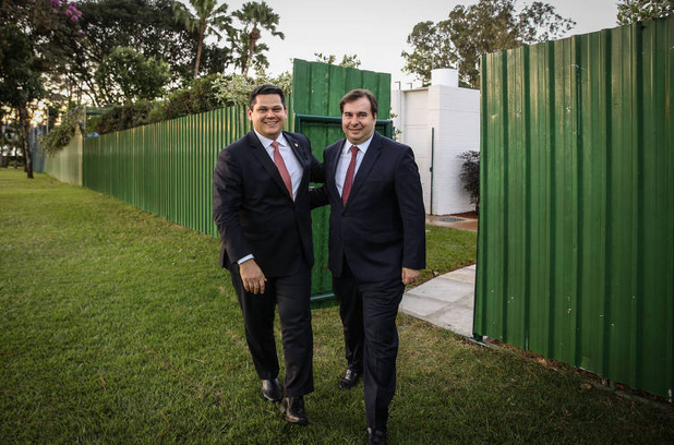 Rodrigo Maia, presidente da Câmara dos Deputados e Davi Alcolumbre, presidente do Senado. (Foto: André Coelho / Folhapress)