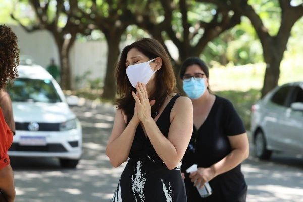 Corpo de Nicette Bruno é velado com presença de amigos e parentes no Rio de Janeiro