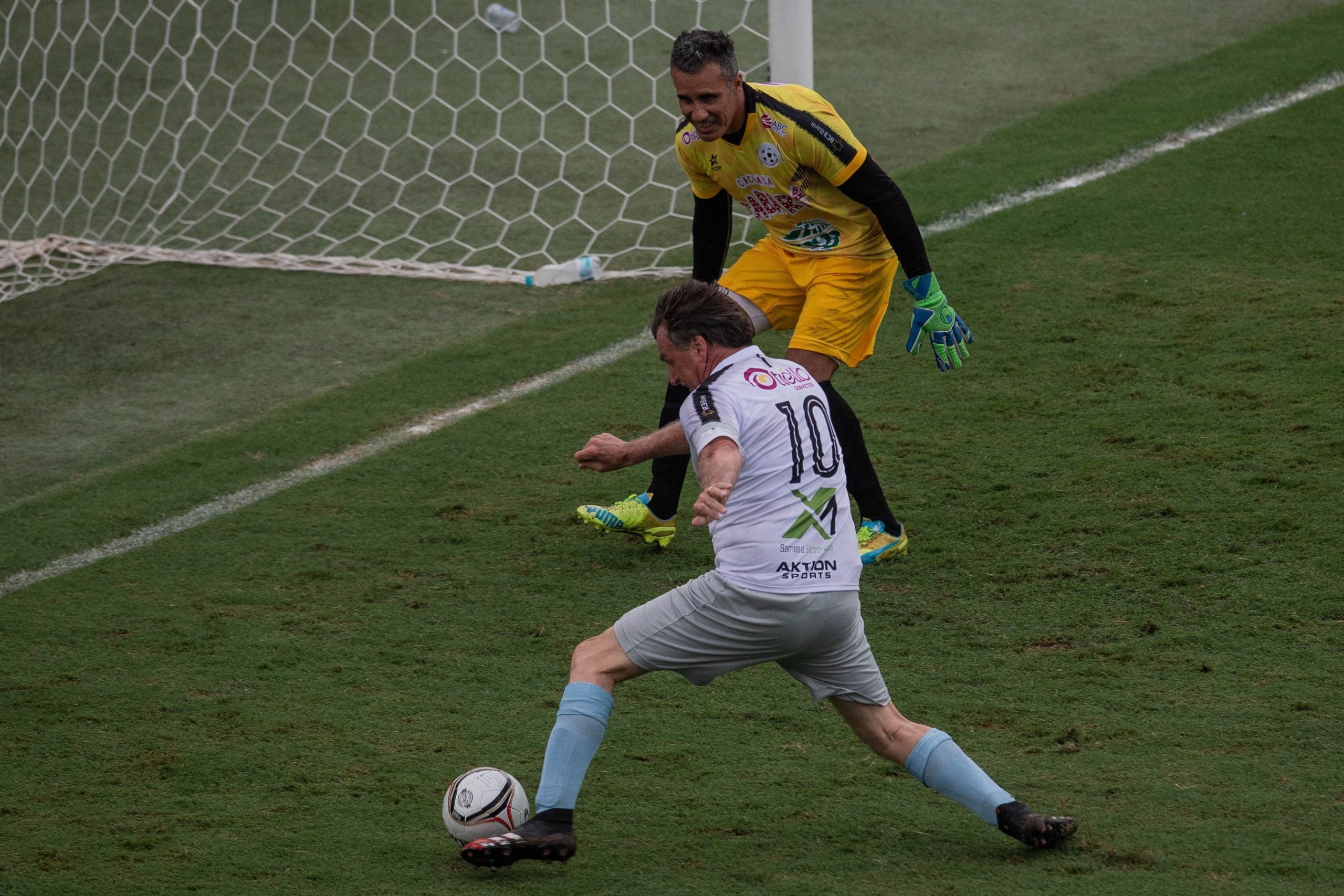 O presidente Jair Bolsonaro marcou um gol ao participar nesta segunda (28) do jogo beneficente Natal Sem Fome, na Vila Belmiro, em Santos (SP). O evento arrecada donativos para famílias carentes (Foto: Eduardo Anizelli/Folhapress)