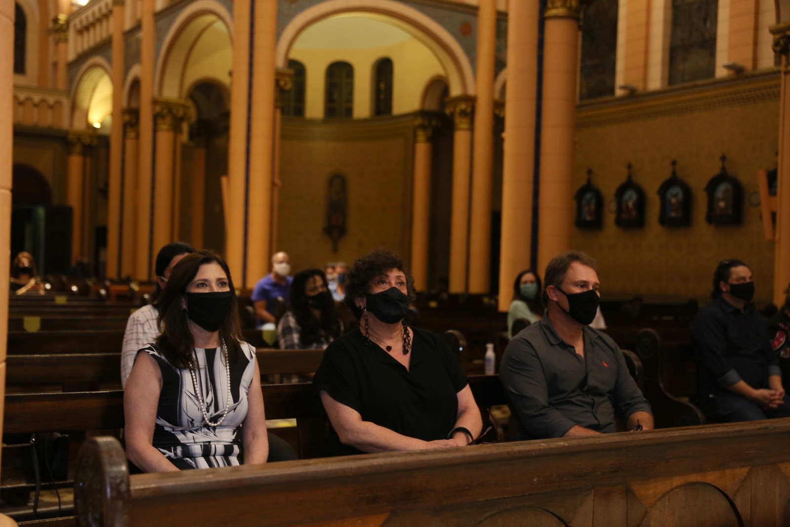 Amigos e familiares se reúnem em missa de sétimo dia de Nicette Bruno; fotos