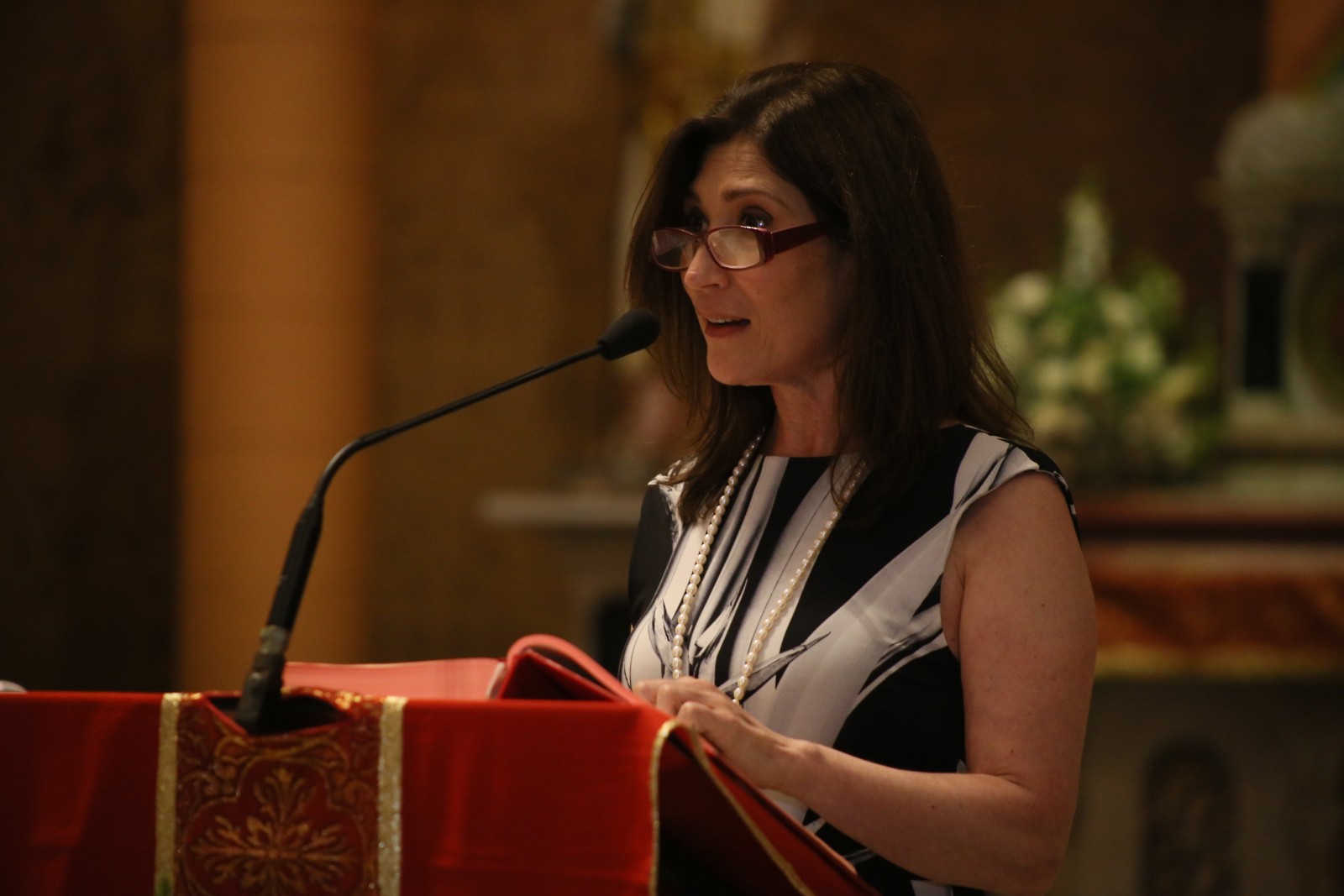 Amigos e familiares se reúnem em missa de sétimo dia de Nicette Bruno; fotos