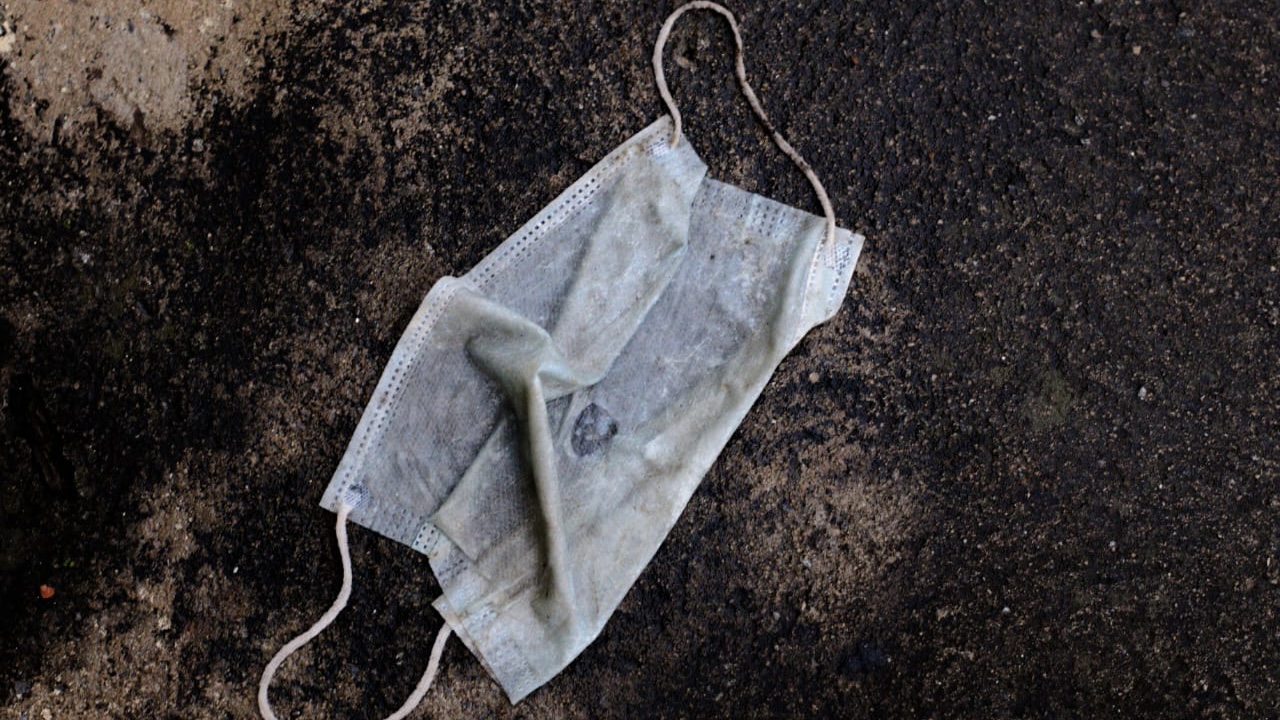 Registro de máscaras jogadas pelas ruas do bairro de Campinas, em Goiânia (Foto: Jucimar de Sousa / Mais Goiás)