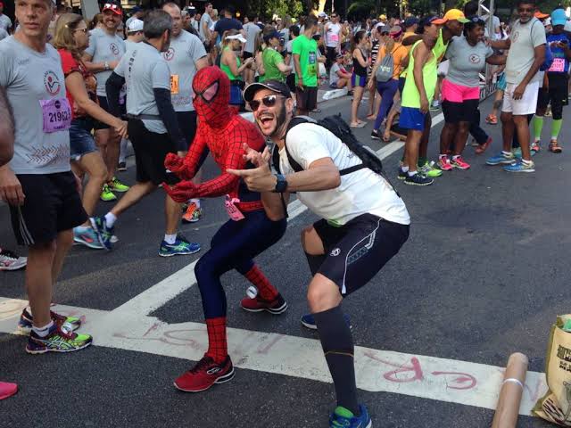 Homem-aranha na São Silvestre de 2016 (Foto: Arquivo)
