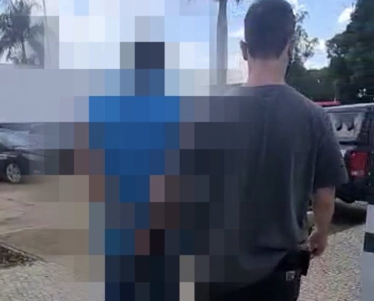 Momento em que foragido é preso pela Polícia Civil em Aparecida de Goiânia (Foto: Polícia Civil)