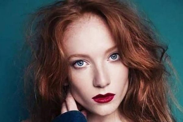 Modelo da Vogue é presa após matar namorado com facada no coração