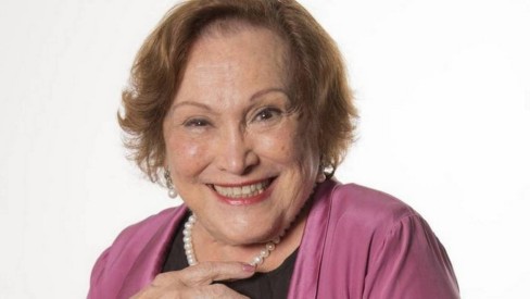 Nicette Bruno está bem e respira melhor, diz Beth Goulart