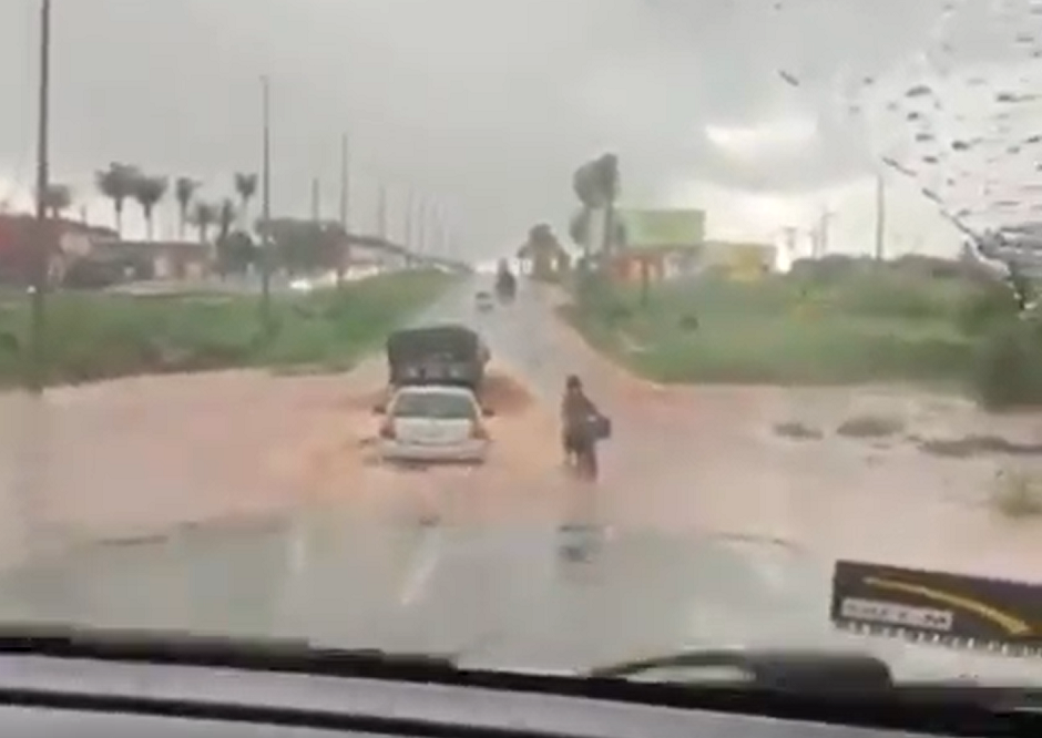 Represa transborda e alaga trecho da GO 070, em Goianira