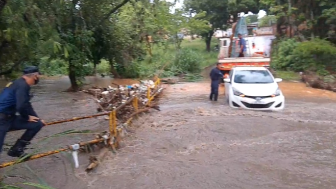 Guarda Civil resgata motorista preso em enxurrada, em Goiânia