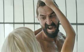 Sia diz ter sido enganada por Shia LaBeouf e afirma que ele é um 'mentiroso patológico'