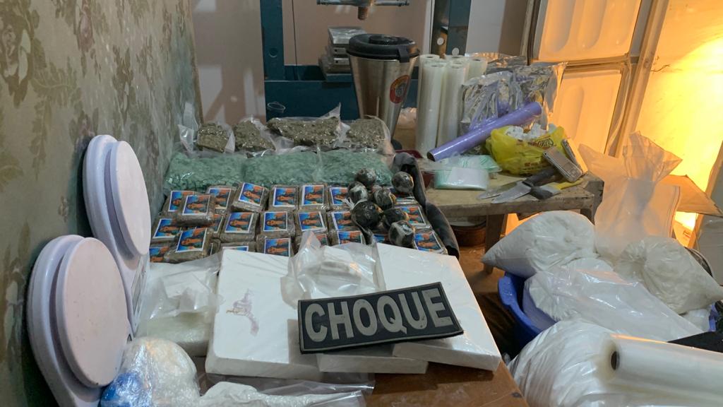 Drogas encontradas na residência estão avaliadas em R$ 1 milhão, segundo a PM (Foto: divulgação/PM)