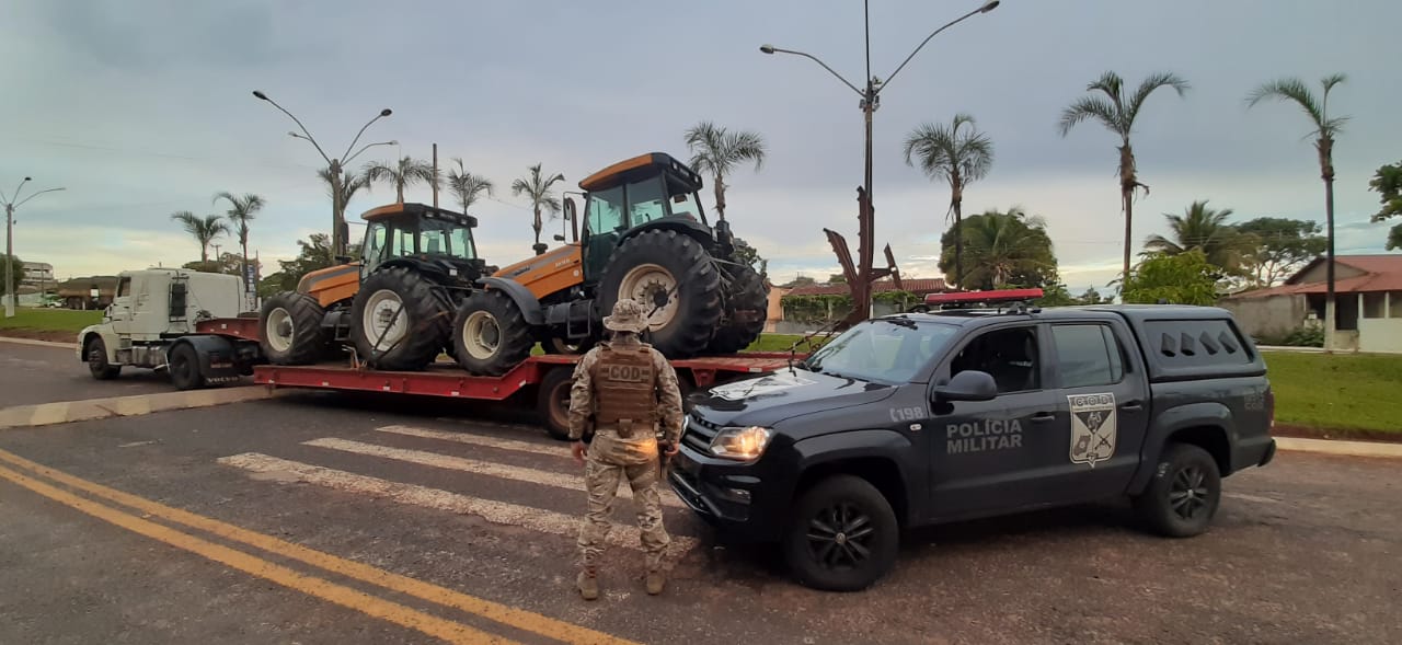 Policiais prendem dois suspeitos e recuperam tratores roubados em MG