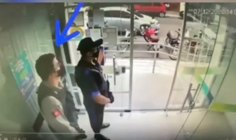 Com farda da PM, homem invade banco, rende vigilantes e rouba R$ 95 mil de empresário