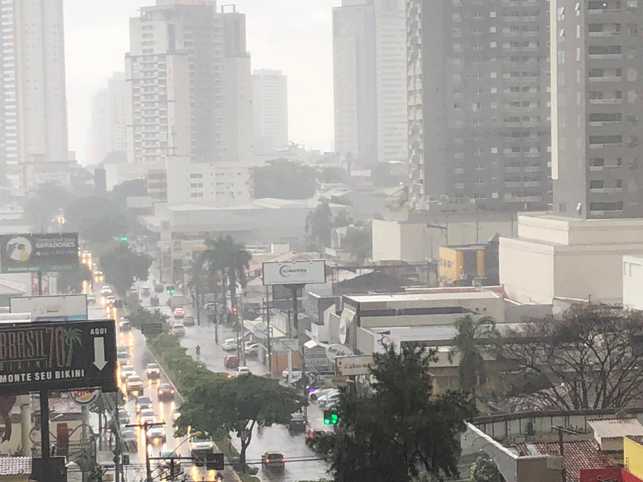 Chuva forte cai em Goiânia nesta sexta-feira (11)