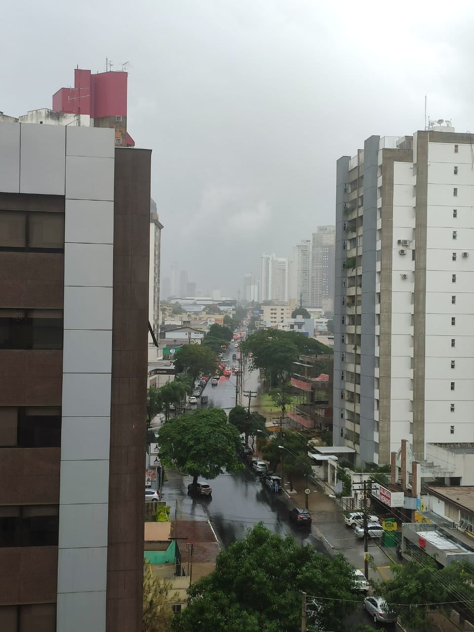Chuva forte cai em Goiânia nesta sexta-feira (11)