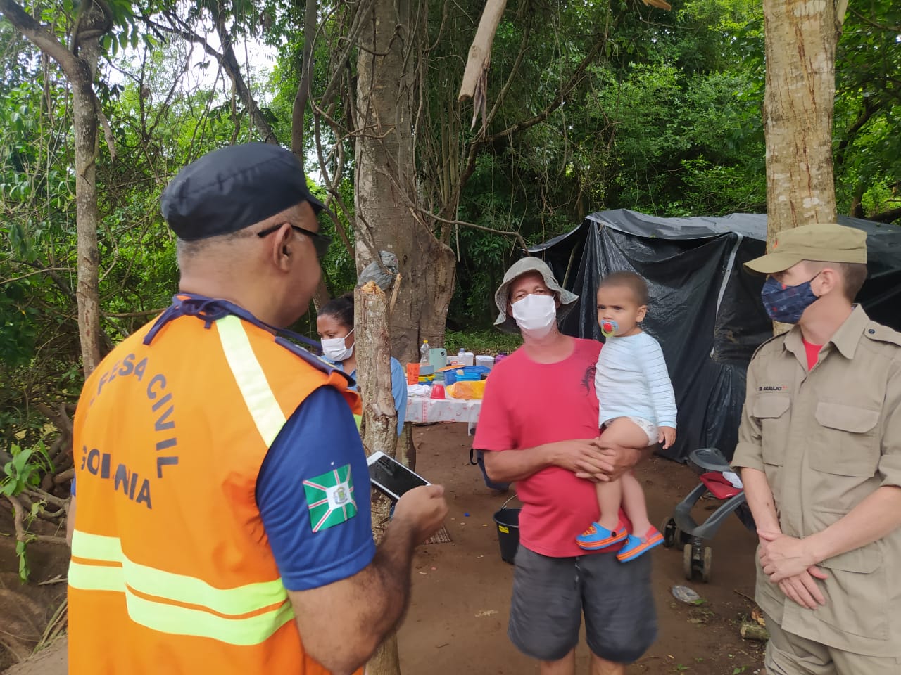 Família que morava no Pará vive em barraca às margens do Ribeirão João Leite, em Goiânia