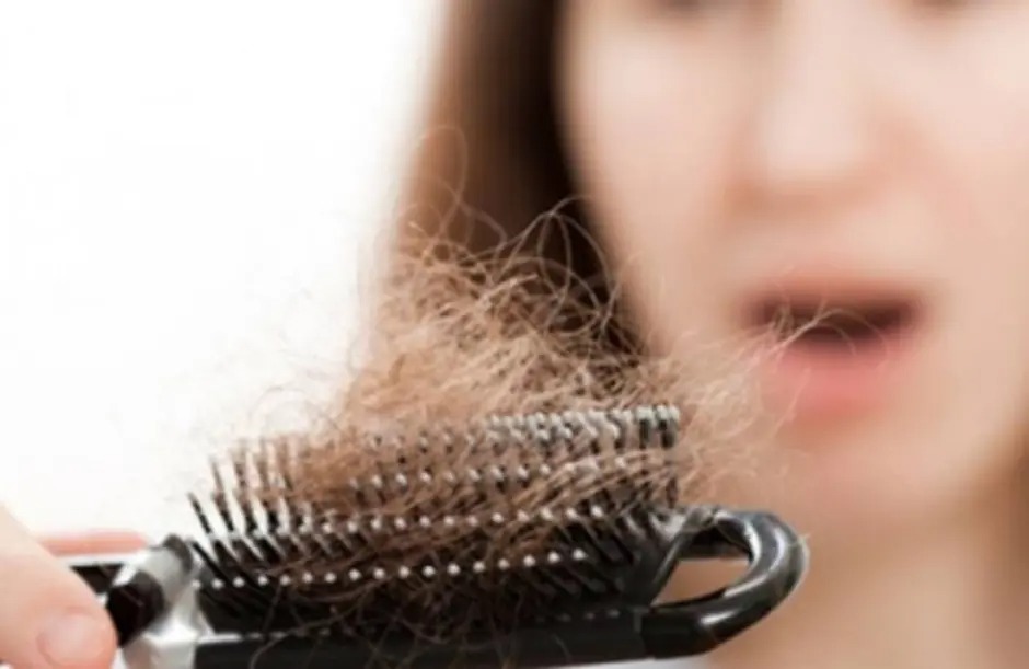 Cirurgião alerta para alimentação correta para evitar queda de cabelo