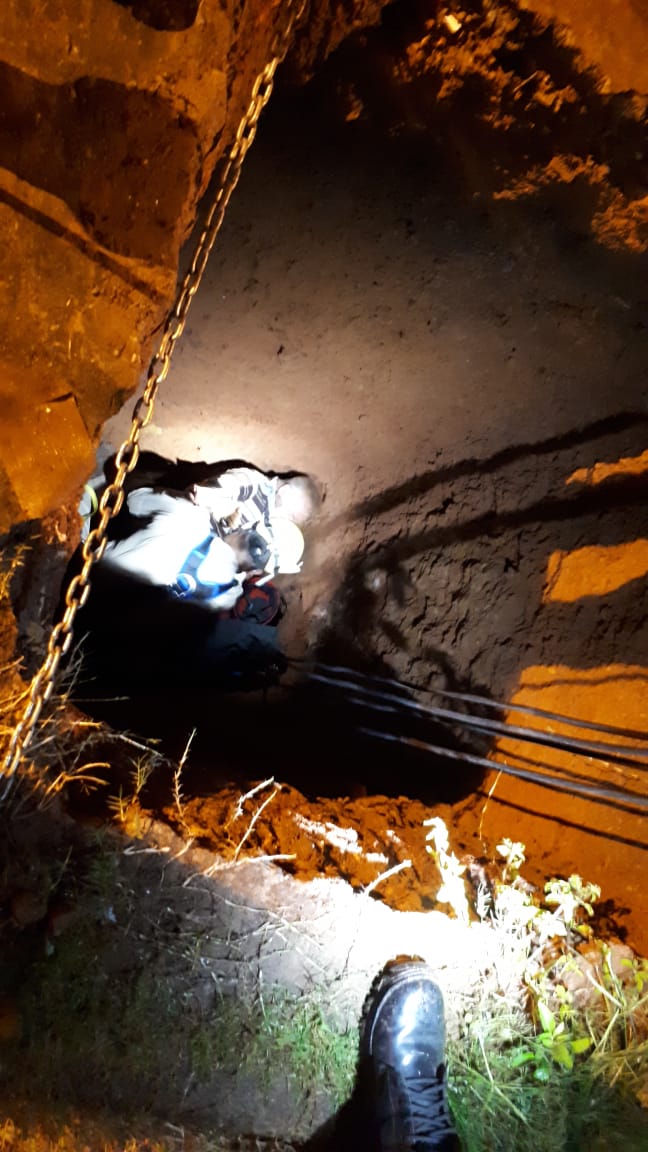 Bombeiros resgatam idoso que caiu em fossa de 4 metros em Novo Gama