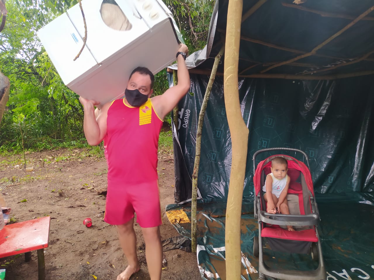 Família que recusou abrigo por conta dos animais ganha moradia e emprego