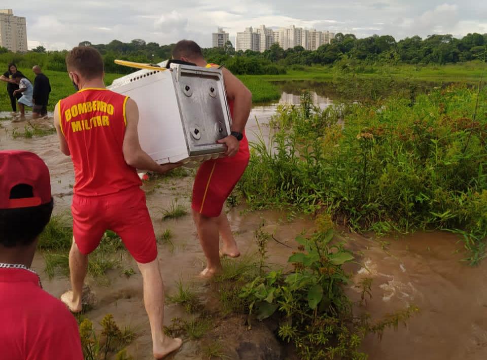 Família que recusou abrigo por conta dos animais ganha moradia e emprego