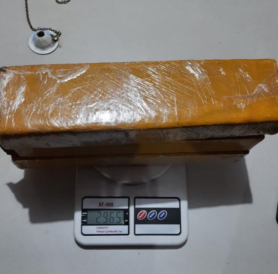 Jovem é presa suspeita de tráfico ao desembarcar de ônibus