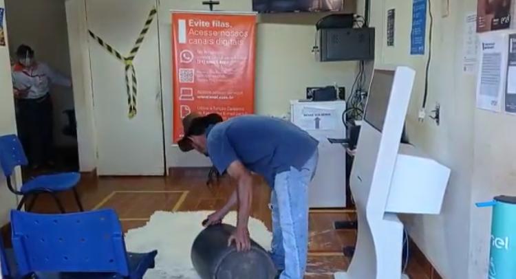 Produtor de leite fica sete dias sem energia elétrica e joga leite no chão da Enel, em Orizona; vídeo