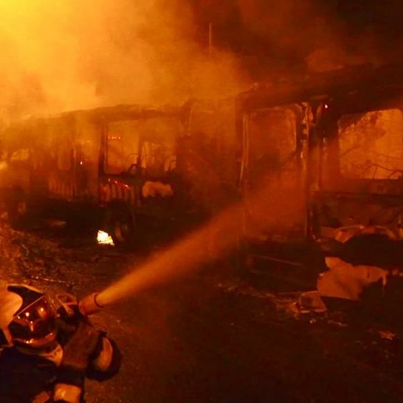 Ônibus do Eixo Anhanguera pega fogo na Vila Regina, em Goiânia; veja vídeo