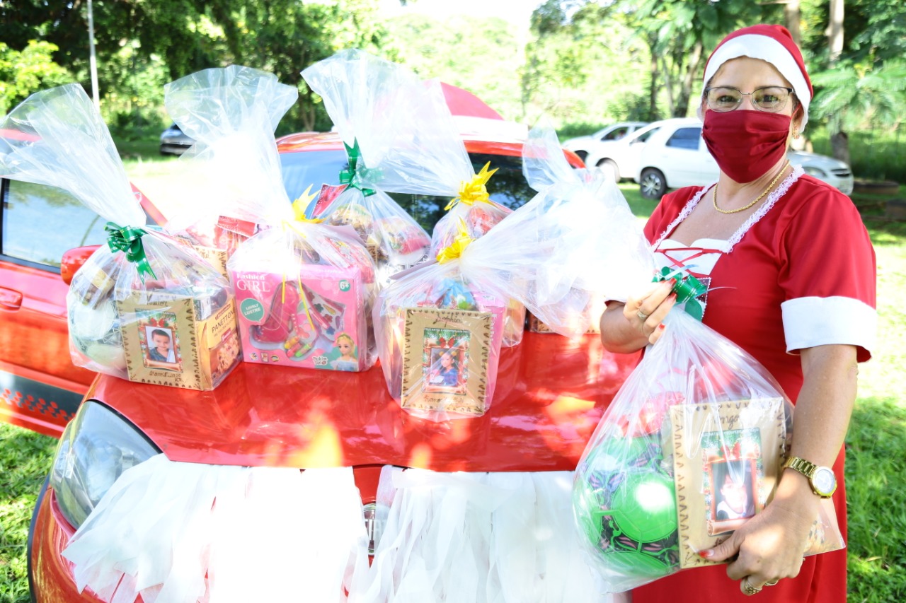 Uma professora da rede municipal de Aparecida de Goiânia se vestiu de Mamãe Noel e entregou presentes a 23 alunos do Jardim Tiradentes. (Foto: Ênio Medeiros)