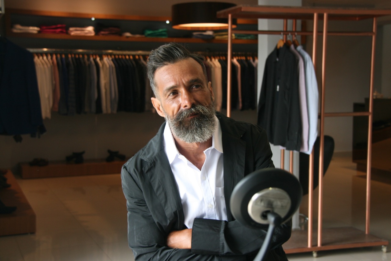 Catador de latinha ganha transformação e banho de loja em barbearia de Goiânia; veja