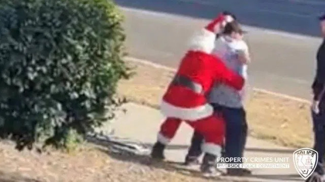 Policiais disfarçados de papai noel e elfo prendem suspeitos nos EUA; vídeo