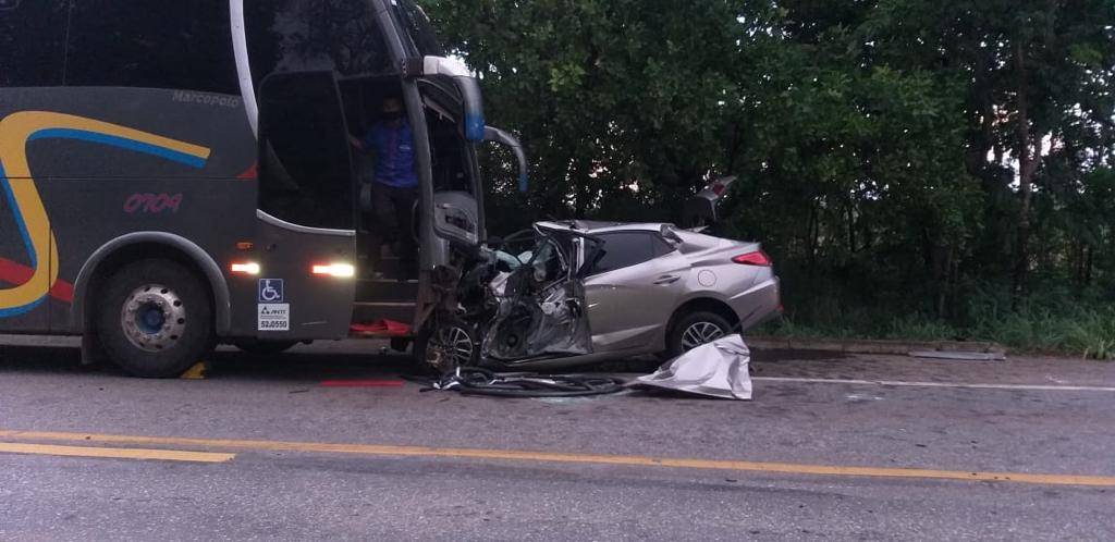 Colisão entre ônibus e carro deixa três mortos na BR-153, em Porangatu