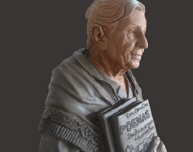 estátua obra cidade de goiás "Esculpir Cora Coralina é uma honra", diz artista responsável por nova obra