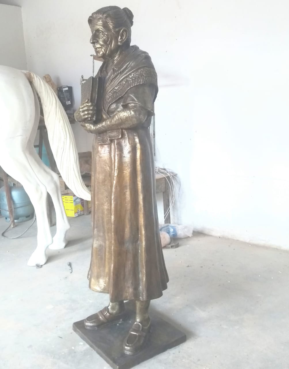 estátua obra cidade de goiás "Esculpir Cora Coralina é uma honra", diz artista responsável por nova obra