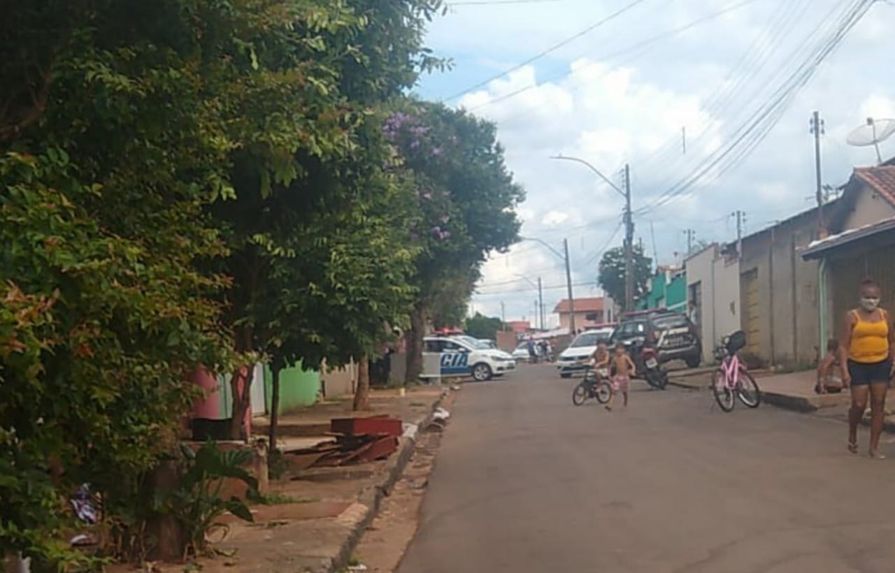 Um casal de jovens foi encontrado morto em uma residência localizada no Setor São Jerônimo, em Nerópolis. (Foto: reprodução)