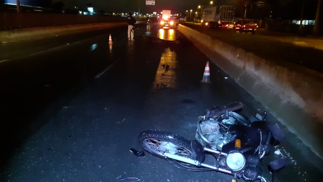 Colisão entre caminhão e moto deixa mulher morta na BR-060, em Goiânia