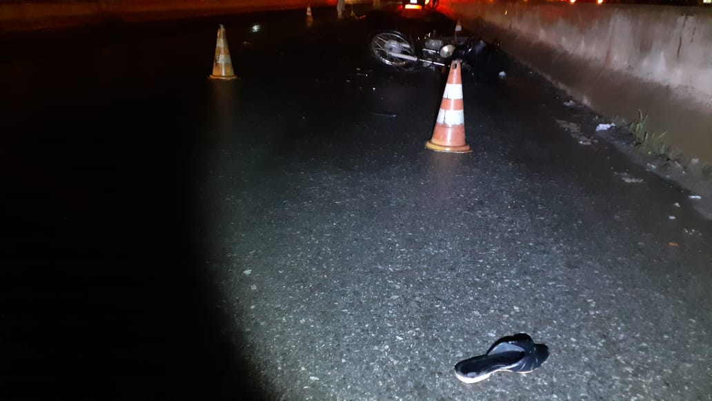 Colisão entre caminhão e moto deixa mulher morta na BR-060, em Goiânia