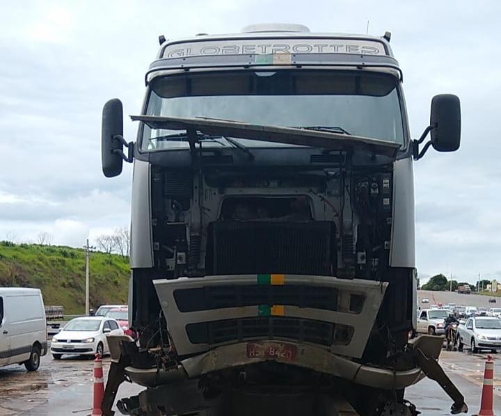 Carreta sobe em mureta de pedágio entre Goiânia e Anápolis; vídeo