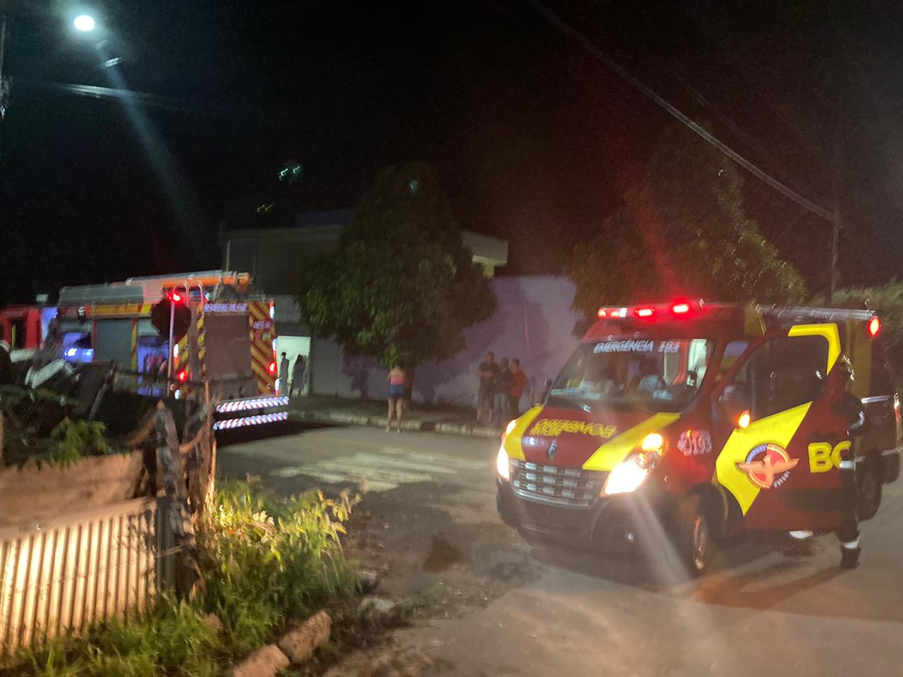 Segundo bombeiros, fogo foi controlado rapidamente. Corpo encontrado em Goianira seria de um homem (Foto: Bombeiros)