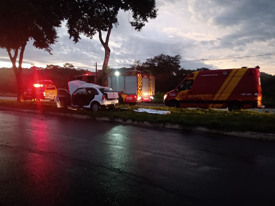 Carro colidiu lateralmente contra árvore; vítima fatal estava no colo de passageira (Foto: Corpo de Bombeiros)
