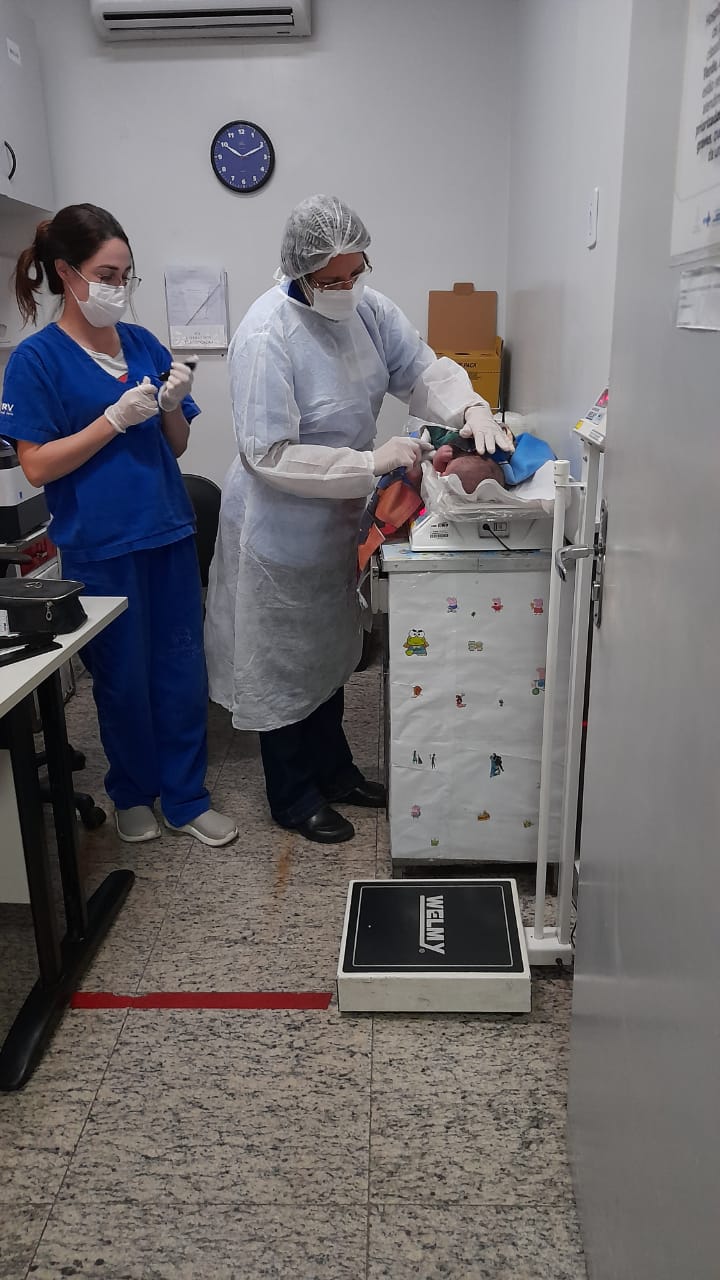 Bebê encontrado passa por exames médicos no Materno Infantil (Foto: divulgação/Bombeiros)