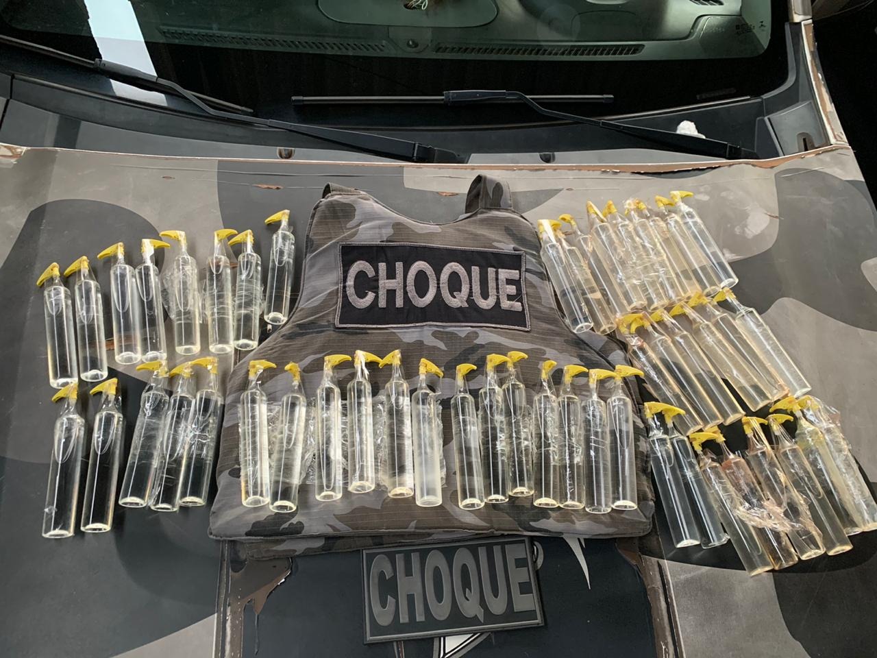 Caixas com frascos foram recuperadas (Foto: divulgação/Choque)