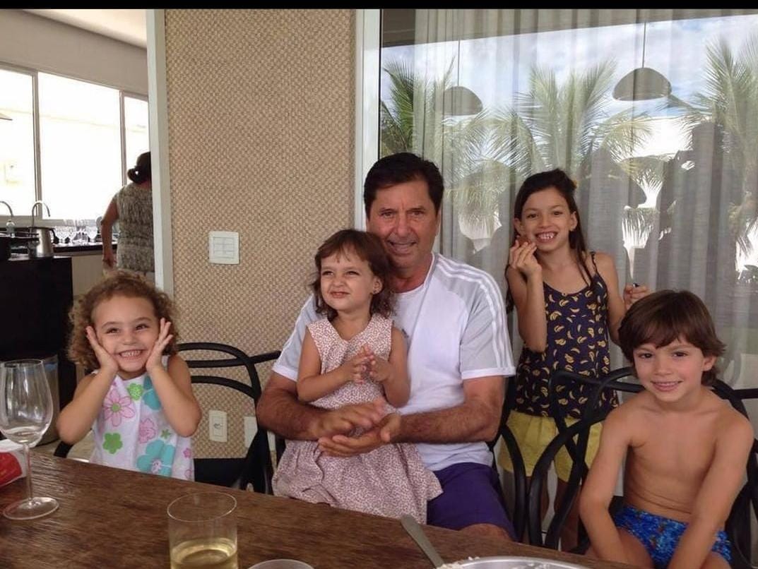 Maria Laura e Fred (à direita) fizeram uma visita ao avô, Maguito, no último sábado (Foto: Reprodução)