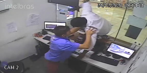 Atendente é agredido por homem ao procurar bagagem na rodoviária de Goiânia; vídeo