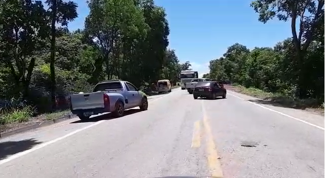 Grupo é preso após saquear cerveja de carreta tombada na BR-153, em Goiás
