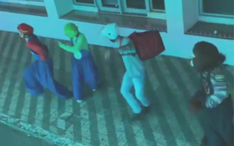 Entregador de Anápolis viraliza ao dançar com personagens da Carreta da Alegria