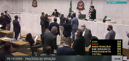Justiça autoriza abertura de investigação criminal contra deputado que apalpou Isa Penna na Alesp