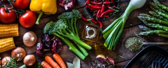 Exagerou nas comemorações no final de ano? Veja como voltar à dieta saudável após excessos no Natal e Réveillon. (Foto: Getty Images)